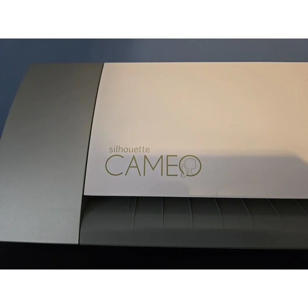 SILHOUTTE CAMEO Vinyl Paper Cutting Machine Touch Screen No Cords With Cover